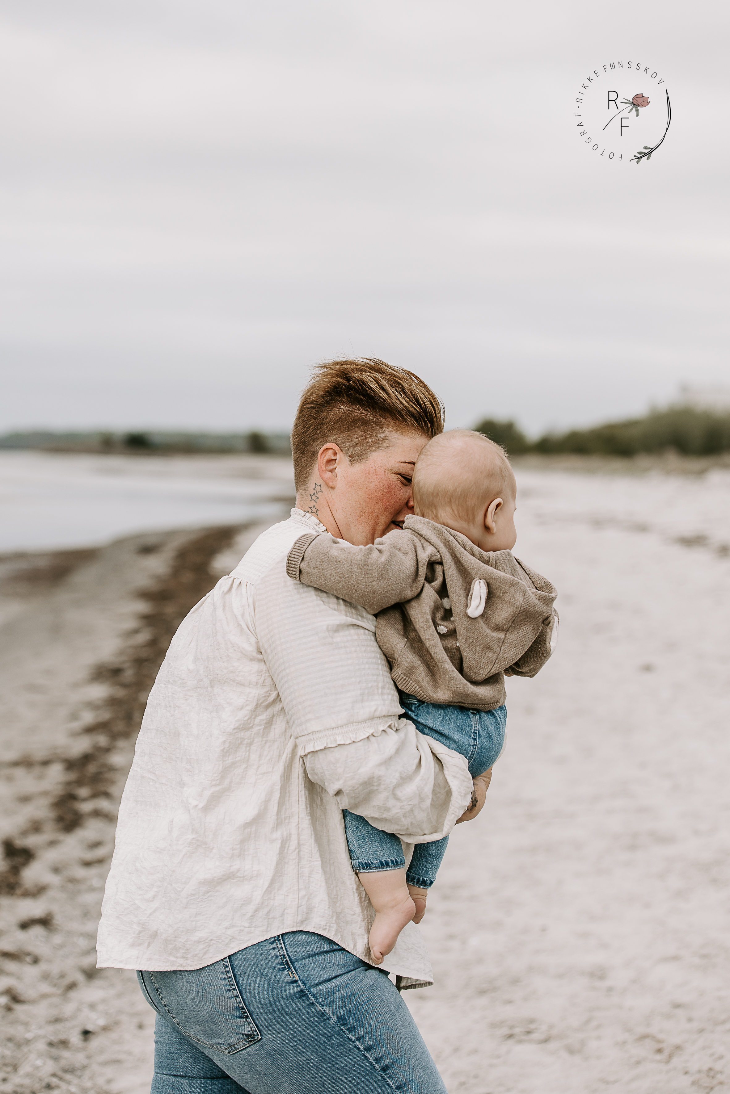 fotografering på stranden mor og søn
